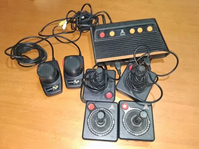 Atari Flashback 7 + Par de Controle com Fio