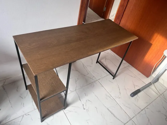 Mesa Escrivaninha Estilo Industrial com Prateleiras Ótimo Estado!