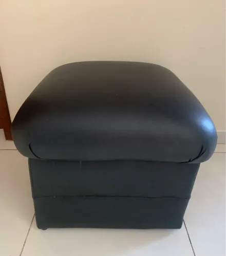 Puff preto em couro legítimo