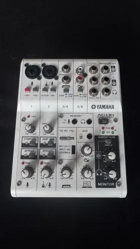 Mesa de Som e Interface de Áudio  Yamaha AG06