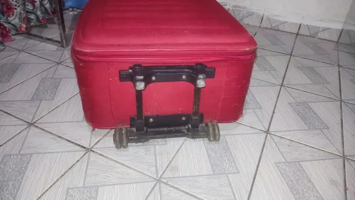Mala de viagem de 23 quilos com poucas avarias.