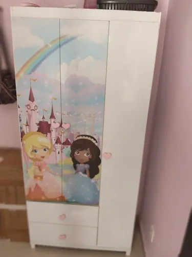 Guarda-roupa infantil de princesa. Em bom estado de conservação.