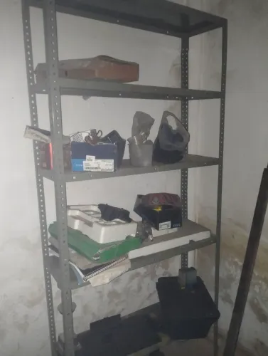 Vendo prateleira de metal com 4 espaços