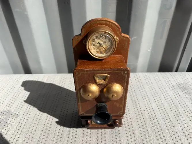 Rádio AM/FM e relógio em formato de telefone antigo em madeira