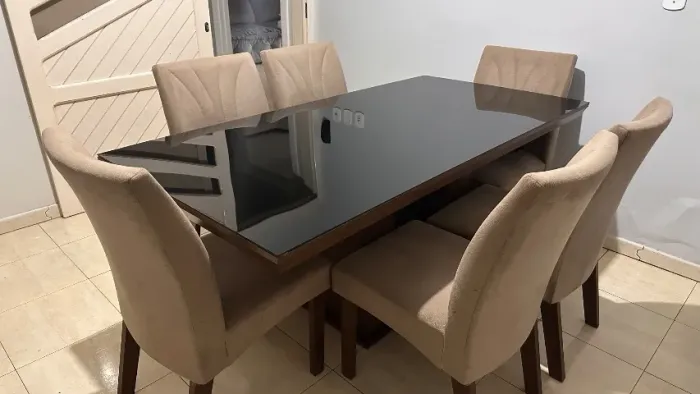 Mesa de Jantar com tampo de vidro e 6 cadeiras