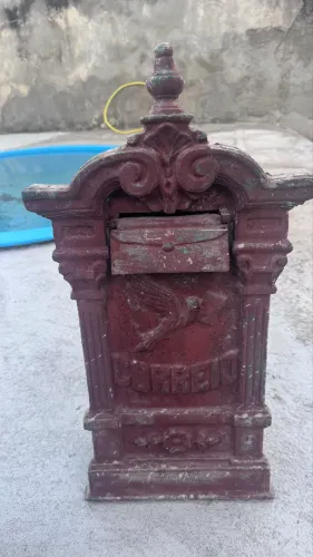 Caixa de Correio Antiga de Ferro Fundido - Peça Vintage para Restauração