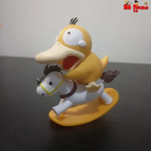 Action Figure Pokémon Psyduck no Cavalo de Balanço