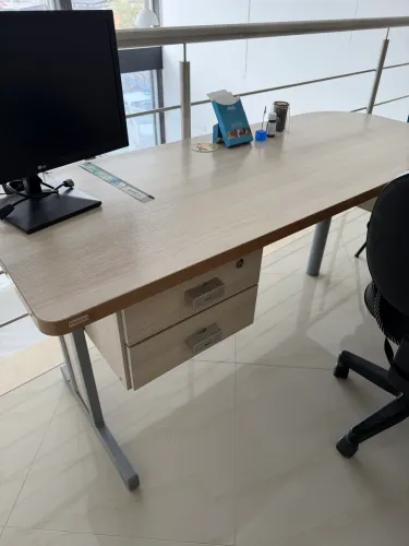 Mesa de escritório e arquivo morto
