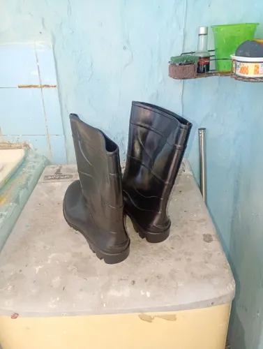 Bota de borracha preta cano médio, N° 40, nova, nunca usada