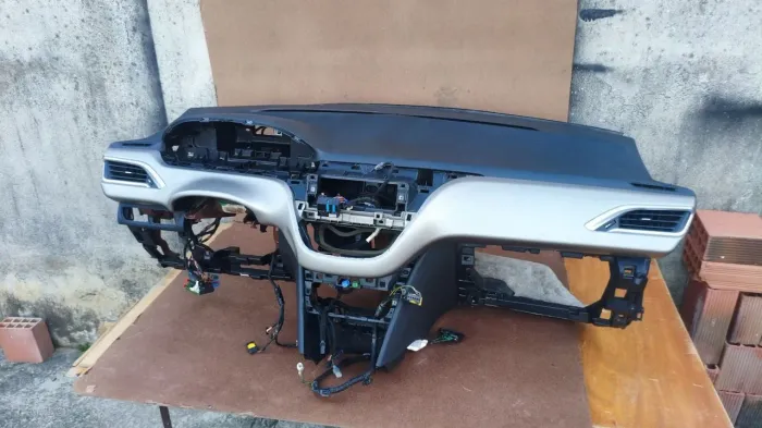 Painel com chicote, suporte, saída ar condicionado e bolsa do airbag - Peugeot 2008