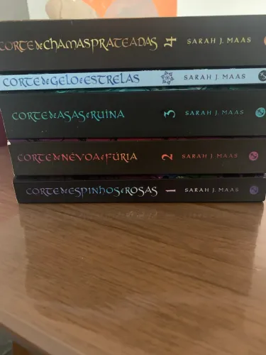 Saga de livros de corte de espinhos e rosas todos os 5 livros 