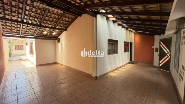 Casa com 3 quartos sendo 1 suíte disponível para venda no bairro Pacaembu em Uberlândia-MG