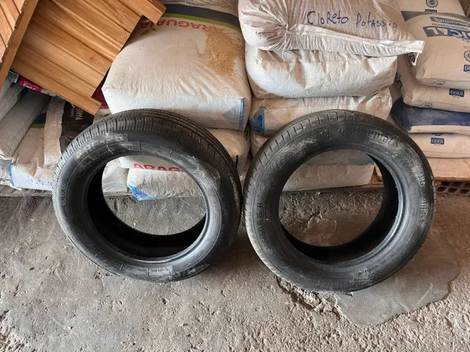 Vendo 2 pneus aro 15