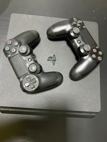 PS4 Slim 1TB + 3 Jogos Originais (Mídia Física)