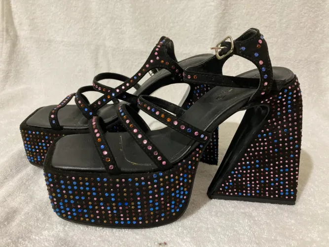 Sandália Preta Meia Pata com Salto Flare (ou triangular) e Strass Coloridos