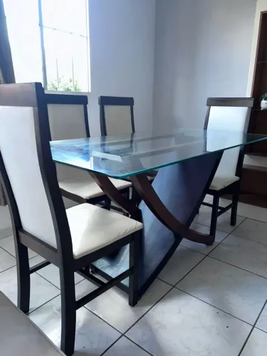 Mesa de madeira e tampo de vidro