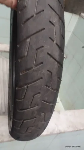 Pneu de moto nagion traseiro.