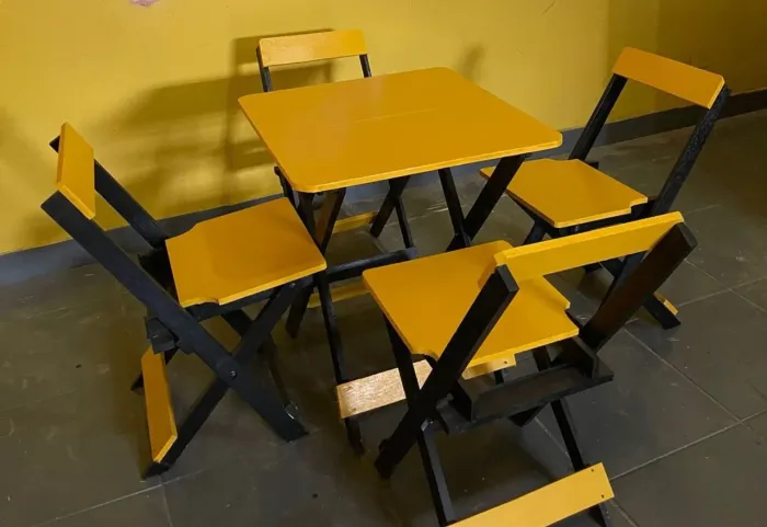 Kit mesa baixa + 4 cadeiras para bares e restaurantes 