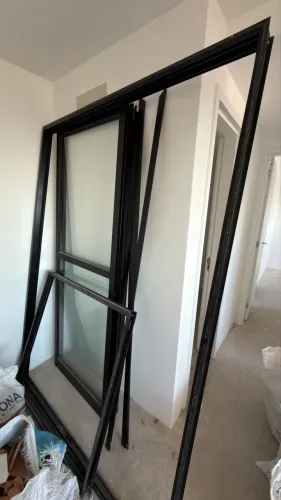 Esquadrias de alumínio preto retiradas de apartamento novo - Fratta Horizonte Campestre