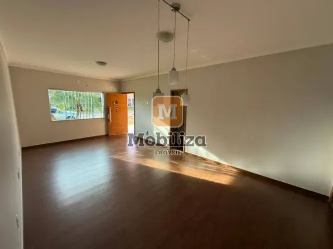 Locação de casa com 4 quartos sendo 3 suítes no Condomínio Alberto Jaquier