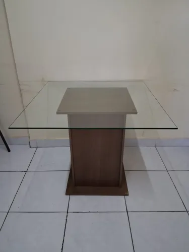 Mesa quadrada de vidro- Otimo estado