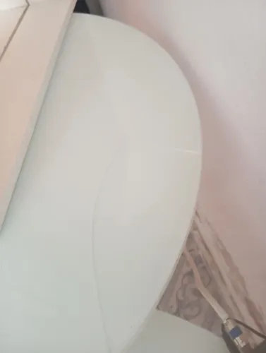 Mesa de centro de vidro , tem detalhes no vidro a reparar, e óculos virtual 