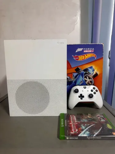 Xbox One S 1Tb na caixa + jogo