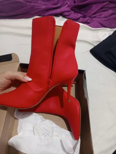 Bota vermelha nova