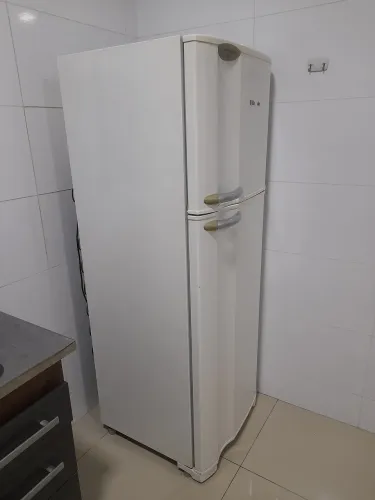 Geladeira frost free 220v leia a descrição