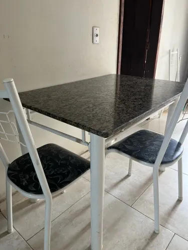 Mesa com 4 cadeiras
