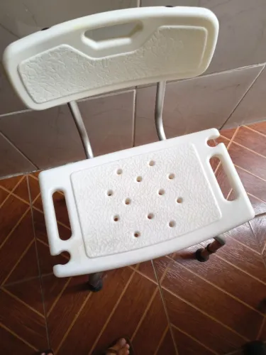Cadeira de banho para idoso.