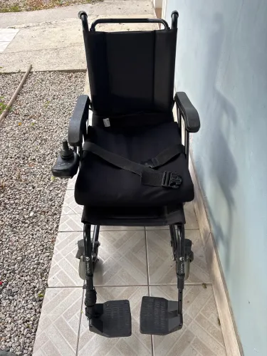 Vende cadeira de rodas motorizada em ótimo estado de conservação.