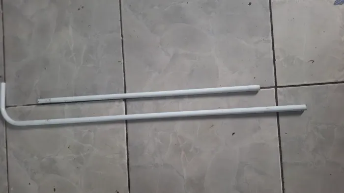 Bicicleta infantil aro 20 e araras de trocado de loja.
