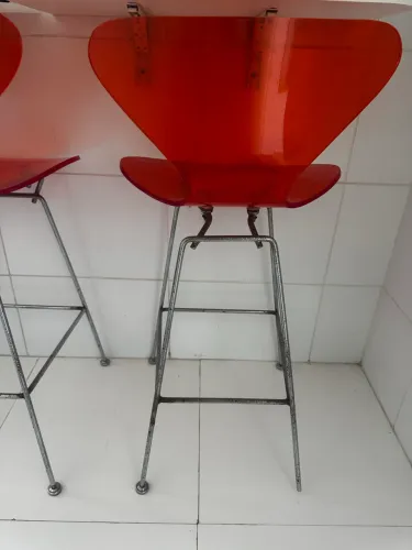 1 cadeira elevada e 1 mesa para parede