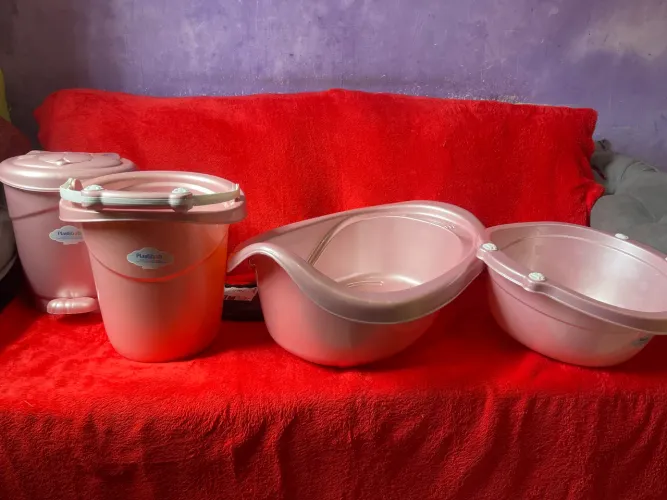 Kit 4 peças bebê feminino (banheira, lixeira e baldes)