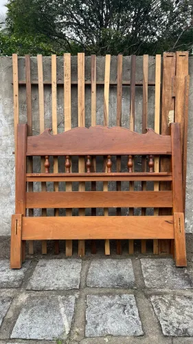 Cama de madeira
