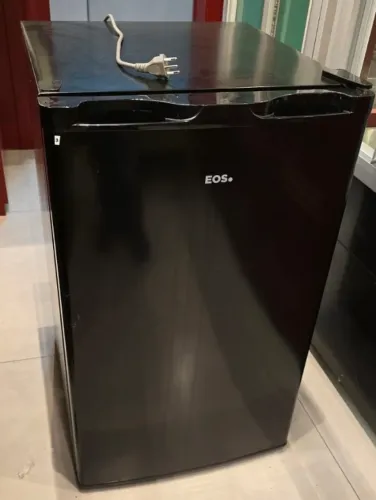 Frigobar EOS 93L Preto - Semi Novo, 1 ano e meio de uso