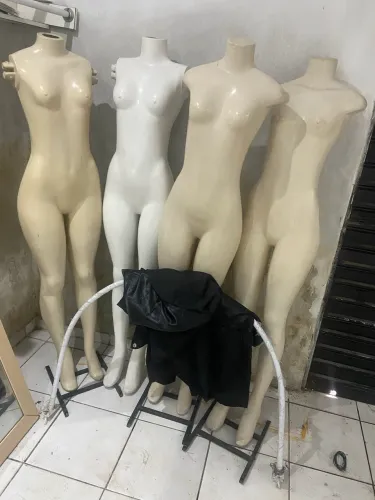 Manequins araras e provador