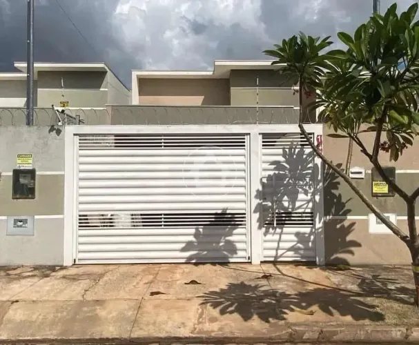 CASA COM PISCINA E ENERGIA SOLAR NO JD PANAMA