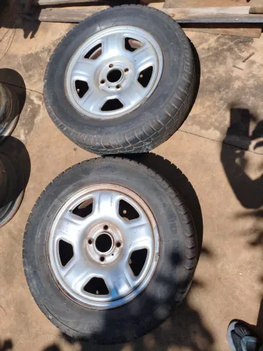 2 pneus 205/65/R15 com roda aro 15 metal