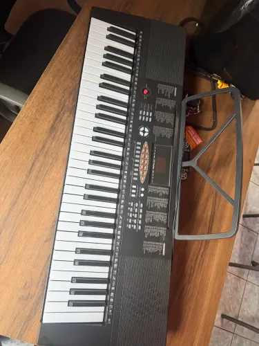 Teclado semi novo