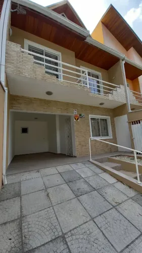 Sobrado para venda tem 137 metros quadrados com 3 quartos em Bacacheri - Curitiba - PR
