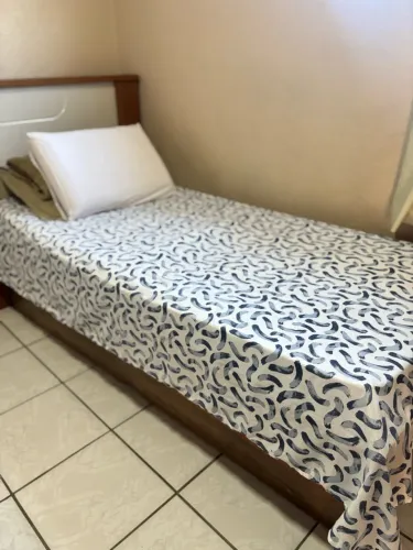 Vende-se cama com auxiliar seminova