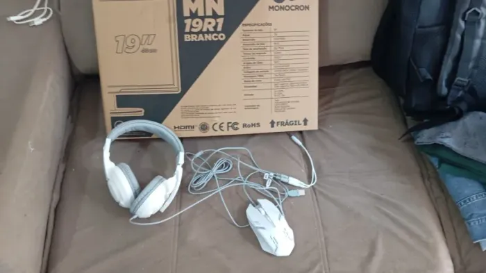 Monitor 19 polegadas + mouse gamer e fone