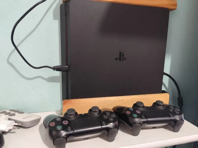 PS4 Slim 500gb + 2 Manetes e Jogos