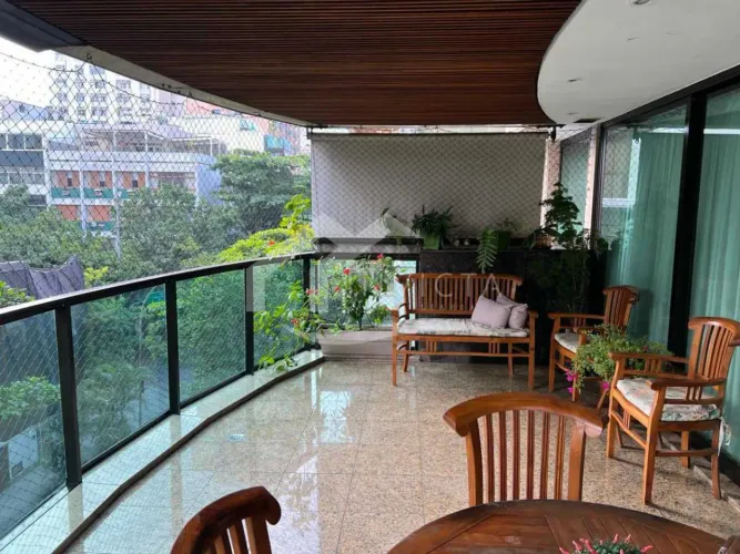 INCRIVEL APARTAMENTO COM VARANDA NA QUADRA DA PRAIA DO LEBLON!!!