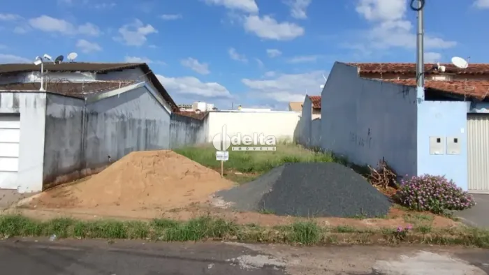 Terreno disponível para venda no bairro Jardim Patrícia em Uberlândia-MG