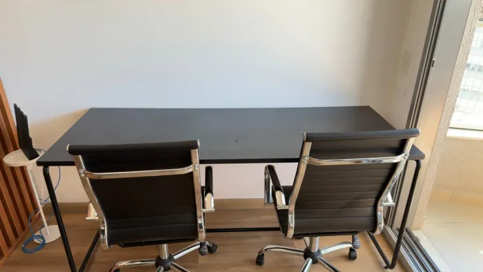 Mesa Grande para escritório comporta até duas cadeiras