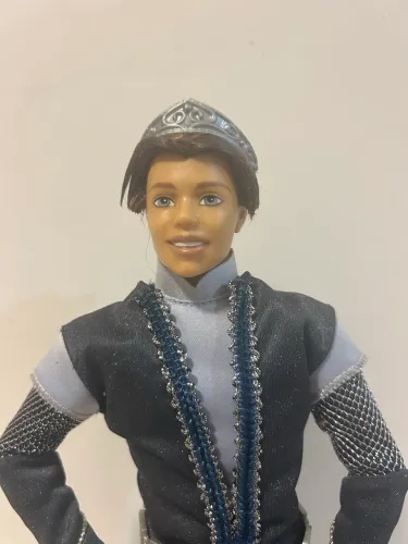 boneco Ken Príncipe Aidan do filme "Barbie e a Magia de Aladus" da Mattel.