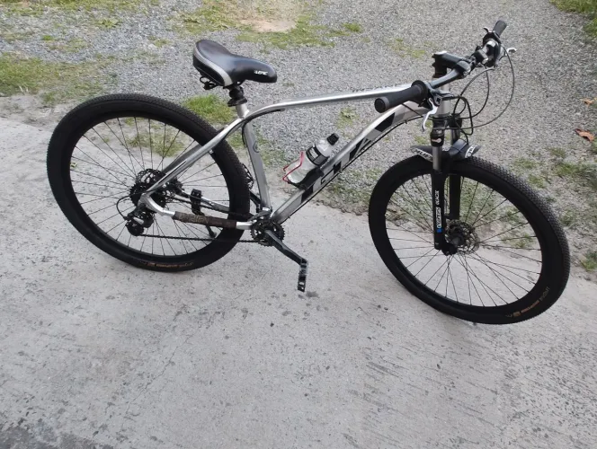 Bike aro 29 freio hidráulico 365 Shimano suspensão com trava no guidão pneus Semi novos